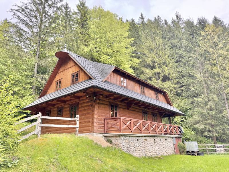 Charming Slovak Cottage: Modern Comfort in Nature's Embrace