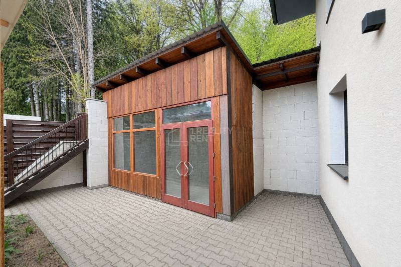Charming Modern Home with Scenic Views in Svederník