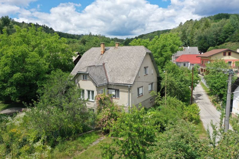 Charming Family Home with Renovation Potential in Rudno