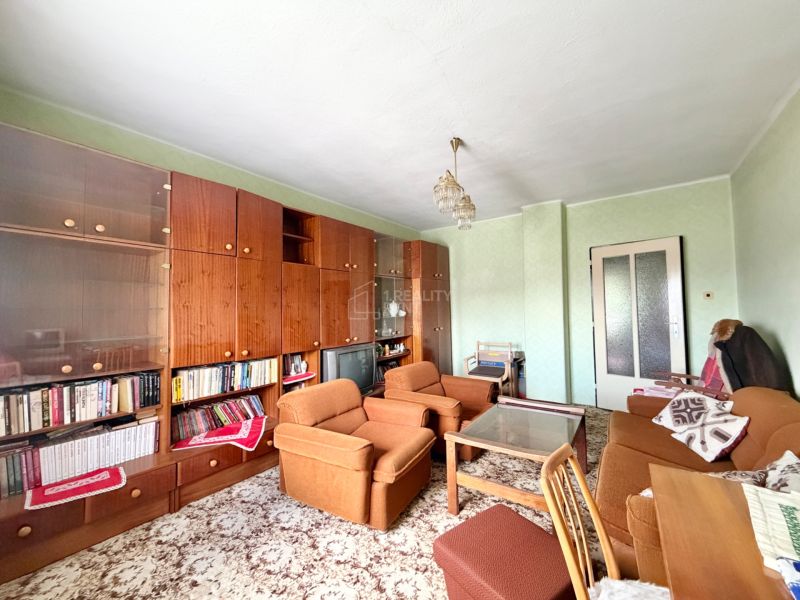 Charming Family Home with Renovation Potential in Rudno