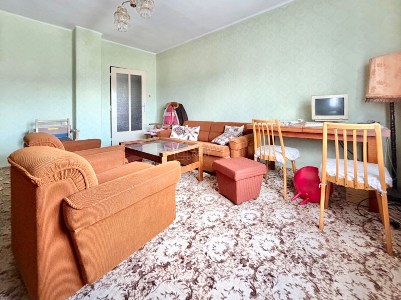 Charming Family Home with Renovation Potential in Rudno