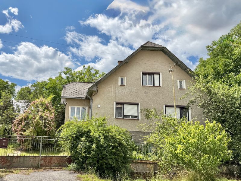 Charming Family Home with Renovation Potential in Rudno