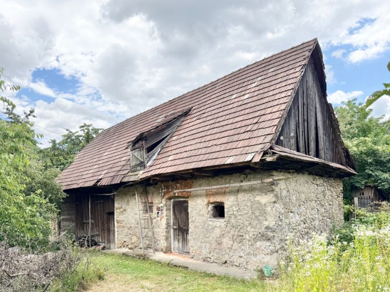 Charming Family Home with Renovation Potential in Rudno