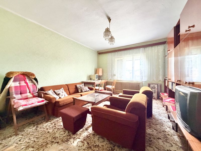 Charming Family Home with Renovation Potential in Rudno