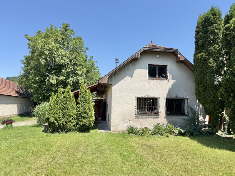 Charming Family House with Garden in Belá-Dulice