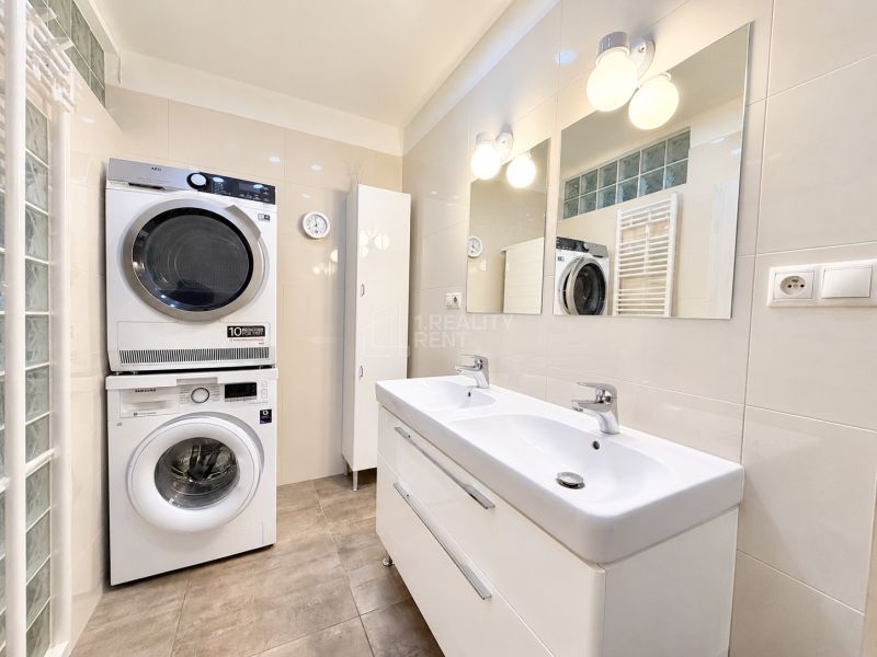 Spacious 4-Room Apartment with Garden and Garage in Martin
