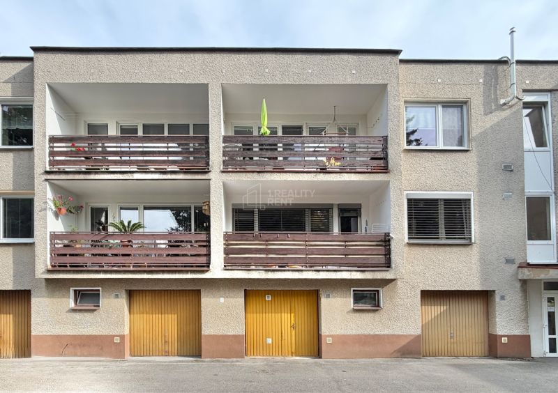 Spacious 4-Room Apartment with Garden and Garage in Martin