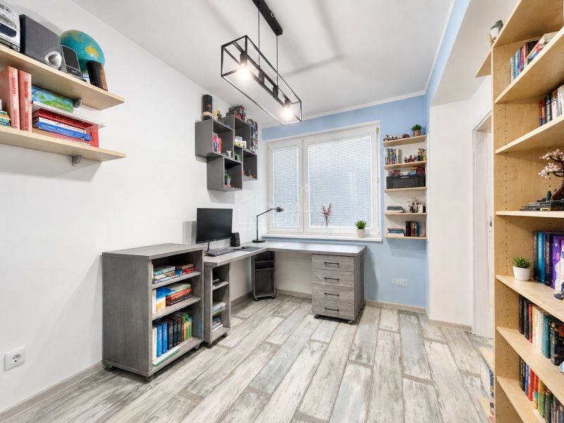 Spacious 4-Room Apartment with Garden and Garage in Martin