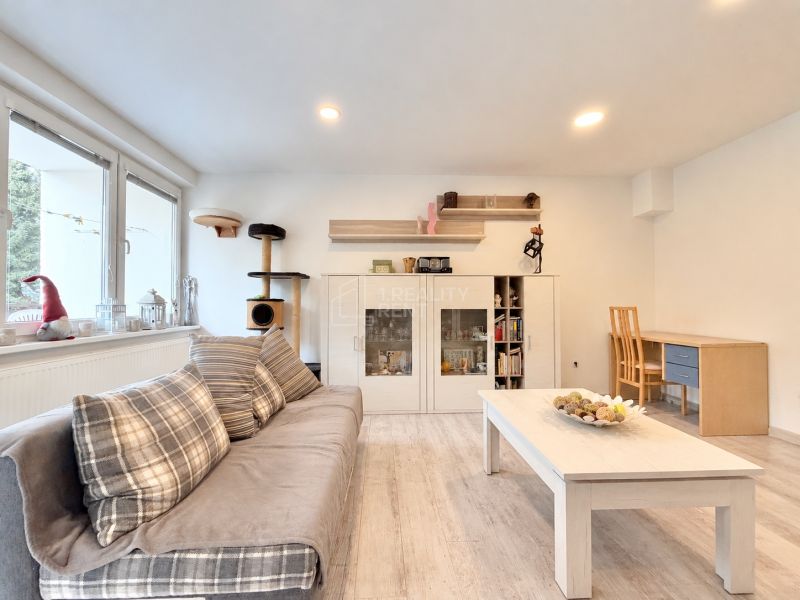 Spacious 4-Room Apartment with Garden and Garage in Martin
