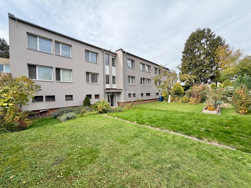 Spacious 4-Room Apartment with Garden and Garage in Martin