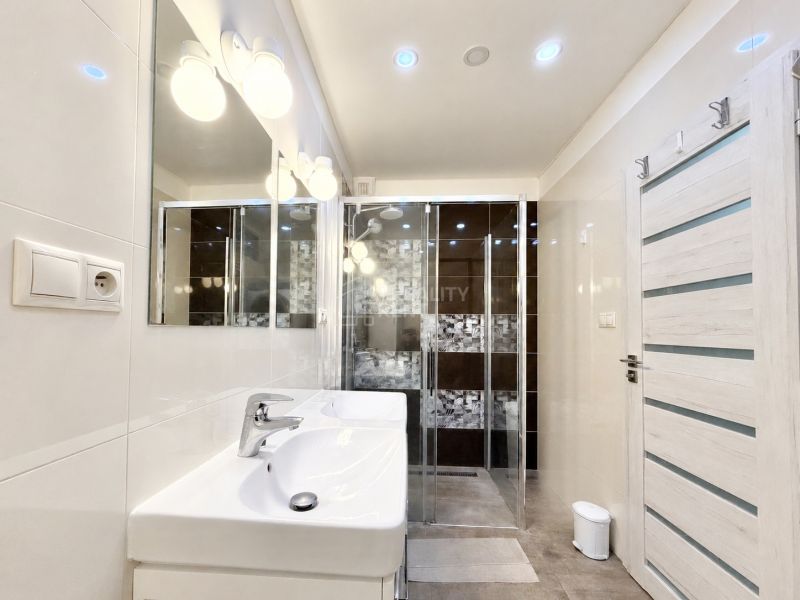 Spacious 4-Room Apartment with Garden and Garage in Martin